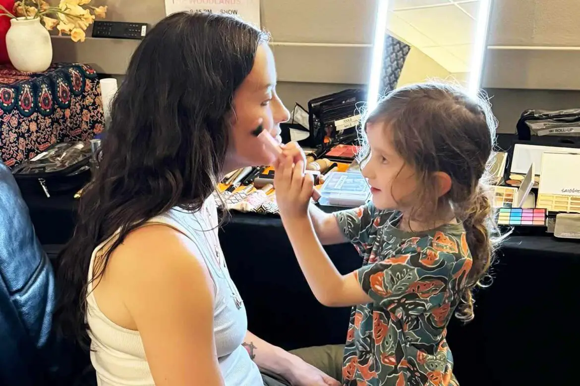 Alanis Morissette’s Daughter Onyx Does Her Mom’s Makeup ArticlePure