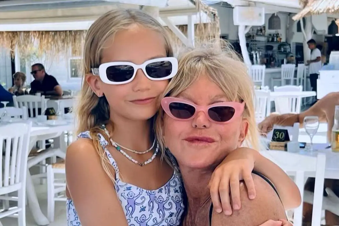 Goldie Hawn Poses with Her Lookalike Granddaughter on Family Vacation ArticlePure