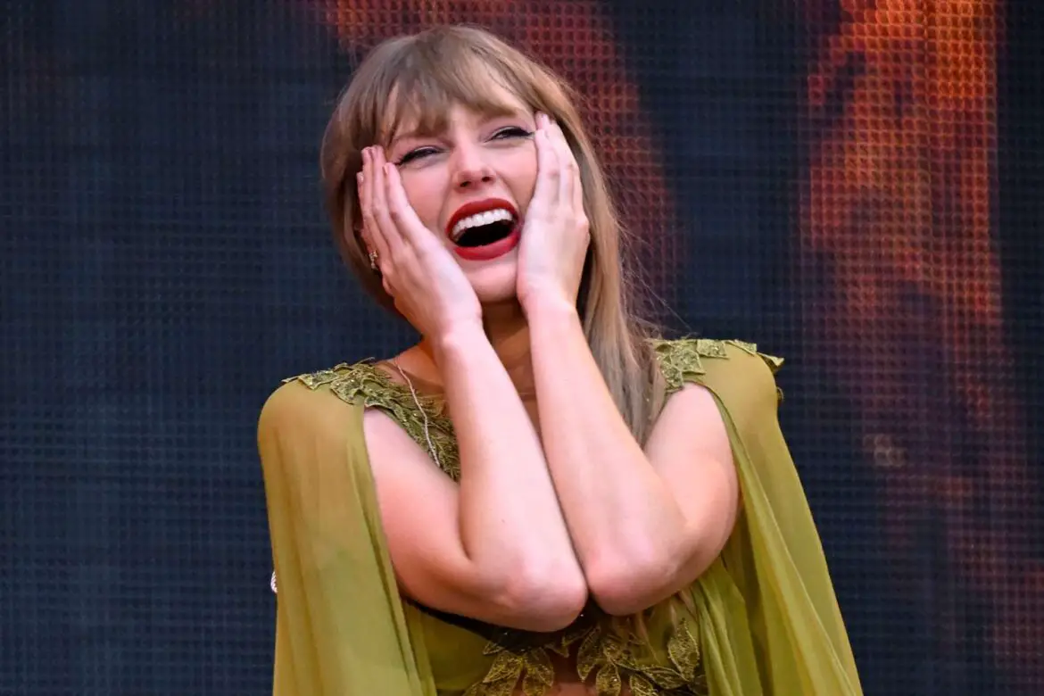 Taylor Swift Swallows Bug While Singing at London Eras Tour Show ArticlePure