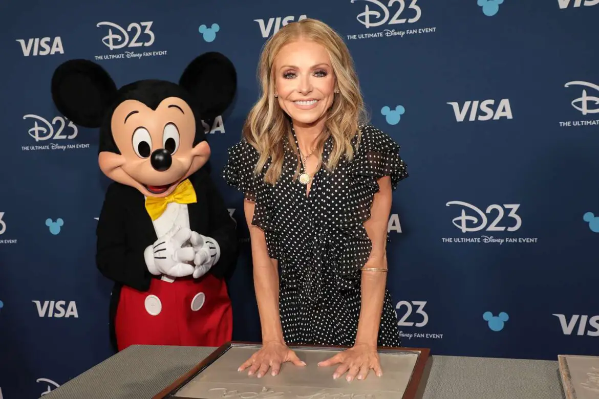 Kelly Ripa Avoided Eye Contact with Mark Consuelos at Disney Legends Ceremony ArticlePure