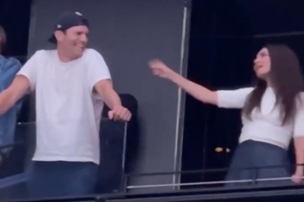 Ashton Kutcher and Mila Kunis Pack on the PDA at Backstreet Boys Concert ArticlePure